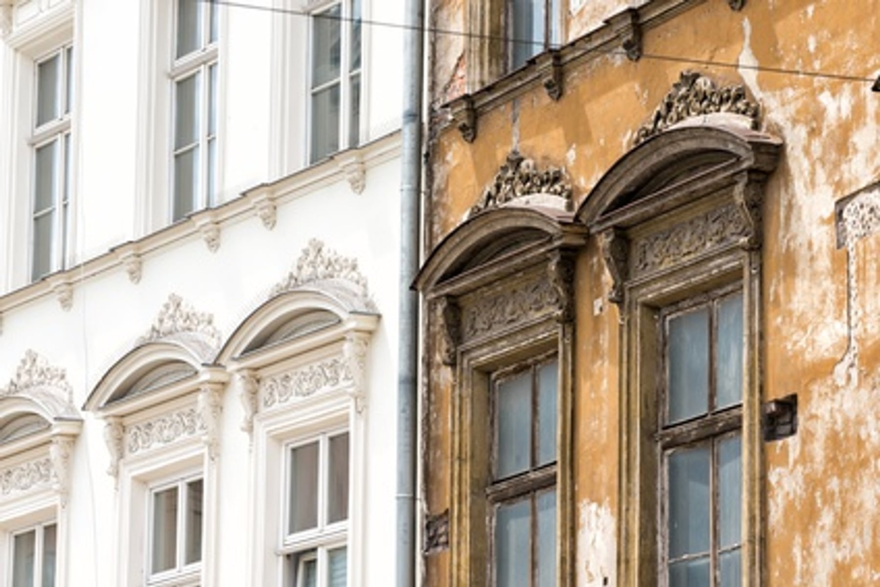 Fassadenanstrich — Vergleich einer Fassade vor und nach der Renovierung